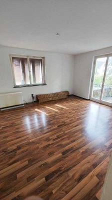 Schöne, helle 3-Zimmer Wohnung mit Balkon in zentraler Lage ab sofort
