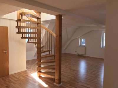 Sehr schöne, helle und zentral gelegene 3 Zimmer-Maisonette-Wohnung