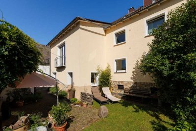 Modernisiertes Mehrgenerationenhaus im Landhausstil mit Gartenparadies