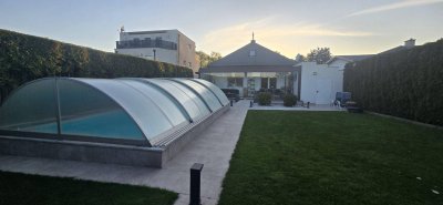 Modernes Wohnjuwel in Bestlage: Generalsanierter Bungalow mit Pool-Oase