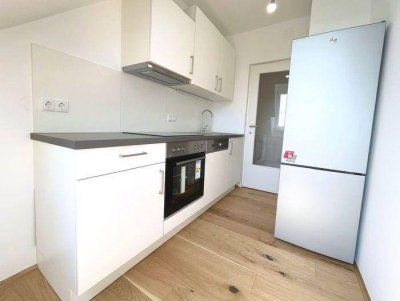 Ruhige 2 ZIMMER-Wohnung + extra Küche möbliert + neuwertiges Bad mit Dusche / WC und Fenster!