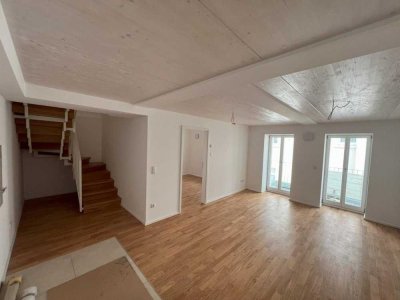 Erstbezug! WG-taugliche 4-Zimmer-Maisonette mit Balkon und EBK