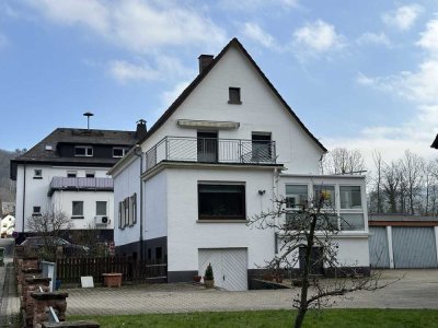 Solides Einfamilienhaus mit großem Platzangebot und 5 Garagen 
in unmittelbarer Nähe zum Neckar