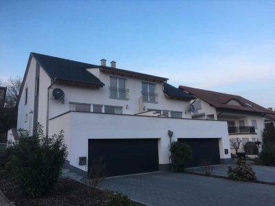 Moderne Doppelhaushälfte mit sehr großer Doppelgarage in ruhiger Lage