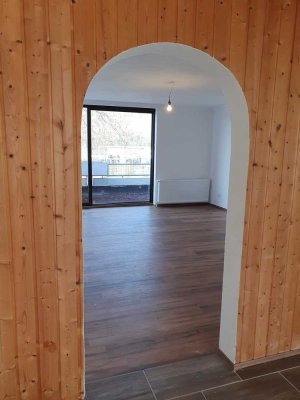 Sehr geräumige 3-Zimmer-Wohnung ( 100 qm) mit großem Balkon. Zentrale Lage!