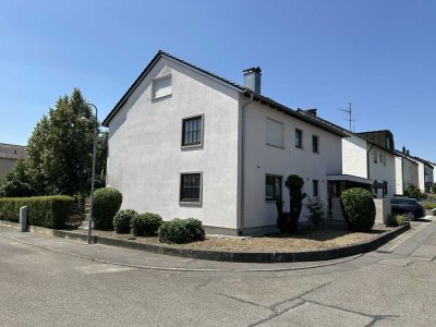 -Zweifamilienwohnhaus mit 3 Garagen in ruhiger Lage-