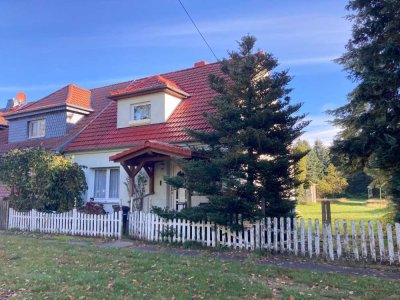 Von Seen umgeben: Solide Haushälfte auf ca. 3.300 m² Randgrundstück mit Baumbestand.....