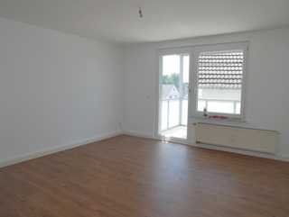 „Schöne, neu renovierte 3 Zimmer-Wohnung mit Balkon und Garage“