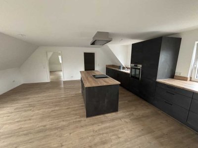 Charmante, vollständig renovierte 2,5-Zimmer-Wohnung mit Terrasse und Einbauküche