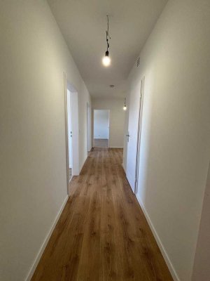 Schöne renovierte 4- Zimmer Wohnung in Augsburg-Kriegshaber zu vermieten