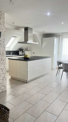 Moderne Maisonette-Wohnung in Toplage von Manching – stilvoll wohnen über zwei Etagen!