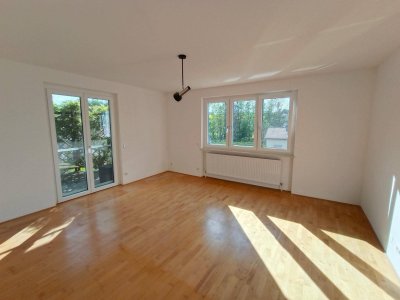 große helle und freundliche Wohnung (unmöbliert) in einem Zweifamilienhaus mit eigener Terrasse und Gartenmitbenützung