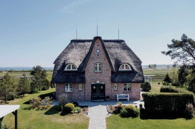 Rarität: Reetdach-Landhaus mit wunderschönem Meerblick in bester Ostseelage