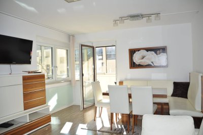 GENERALSANIERTE 2,5 Zi.- EIGENTUMSWOHNUNG am oberen Plateau von Bad Gastein/ Böckstein. Aufwendig und hochwertig saniert. Viel Fensterfläche und vollverglaster Wintergarten mit Süd-Ost Ausrichtung.