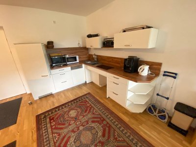 CHARMANTE 2-ZIMMER WOHNUNG IN ZENTRALER AUSSICHTSLAGE, BALKON, LIFT, CARPORT