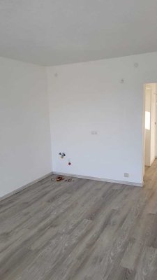 Erstbezug nach Sanierung mit Balkon: Geschmackvolle 3-Raum-Wohnung mit geh. Innenausstattung