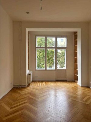 Bezugsfreie und Helle Wohnung nahe Hohenzollerndamm mit 3,5m Deckenhöhe und französischem Balkon
