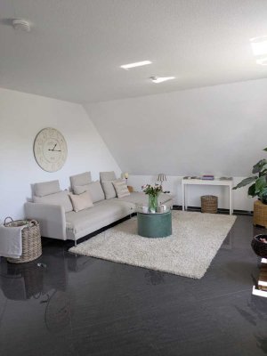 Exklusive 3,5-Zimmerwohnung mit großer Dachterrasse, Einbauküche und separatem Eingang in Wenzendorf