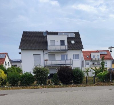 Neuwertige 3-Zimmer-Wohnung mit Balkon, Garage, Stellplatz und Gartenanteil in Regenstauf