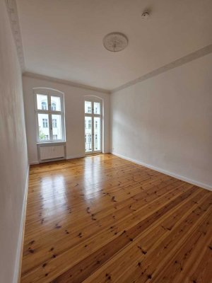 Traum-Zwei-Zi-Whg - zwei Süd-Balkone - Dielen - Stuck - Einbauküche Aufzug