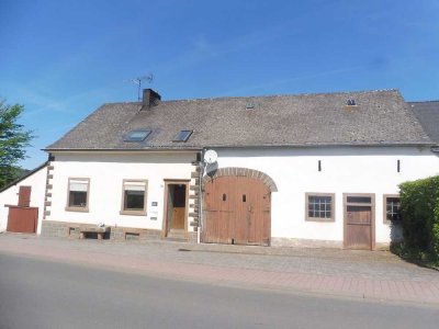 Einfamilienhaus mit sehr großen Nebengebäuden in Gees