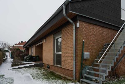 Geräumige Doppelhaushälfte mit separater Einliegerwohnung und 3 Garagen