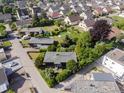 Solides Fertighaus mit Entwicklungspotenzial auf schönem Grundstück – Bebauung in zweiter Reihe mögl