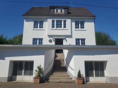 Mehrgenerationenhaus mit Nutzfläche und großem Grundstück
