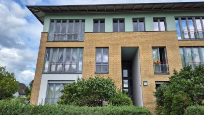 Schön helle, renovierte große und bezugsfreie 
2-Zimmer-Wohnung im 1. OG mit ca. 80 m2 
in Falkens