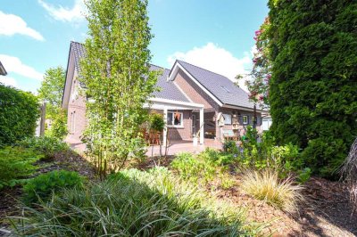*** Traumhafter Garten mit Traumhaus ***
Eltern und Kinder werden dieses Haus lieben