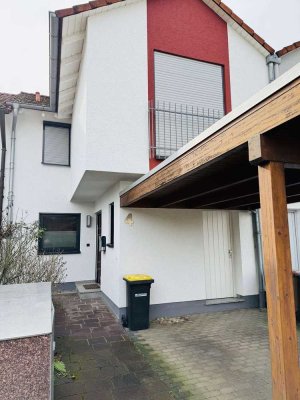 Modernes Reihenmittelhaus mit Einbauküche, Terrasse, kleinem Garten und Carport in LU-Maudach