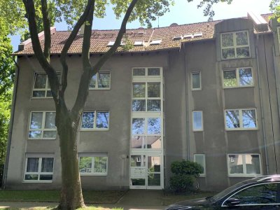 Mit WBS ins Dachgeschoss: Charmante 2-Zimmer-Wohnung mit Balkon in Karnap