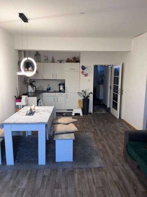 Stilvolle, sanierte 1,5-Raum-Wohnung mit Balkon und Einbauküche in Freiberg