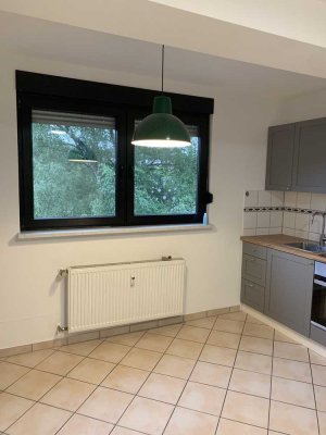 Ruhig gelegene Dachgeschosswohnung mit neuwertiger Einbauküche, Morgensonne und guter Anbindung