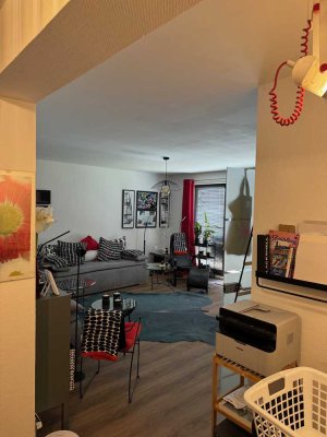 Geschmackvolle, vollst. renovierte 2-Raum-Wohnung mit geh. Innenausstattung mit Balkon und EBK