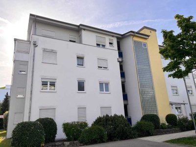 Sonnige und geräumige Wohnung mit drei Zimmern sowie Balkon und Einbauküche in Neu-Ulm