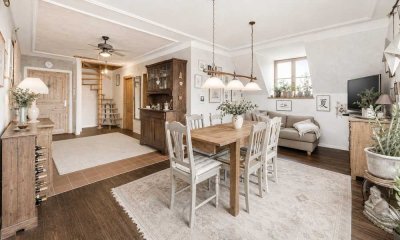 Gemütlich, hell und kunstvoll – 2,5-Zimmer-Wohnung mit 120 m² Gartenparadies