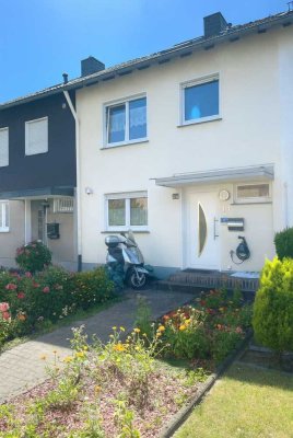 Familienfreundliches Reihenhaus in Leverkusen mit Wintergarten & Gartenidylle
