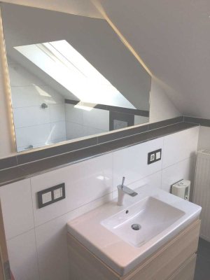 Elegante Dachgeschosswohnung am Waldrand mit EBK