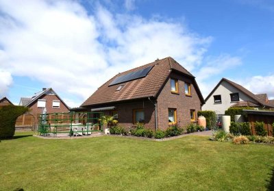 Nordenham // Großzügiges Einfamilienhaus mit Wintergarten, Einliegerwohnung & herrlichem Garten auf