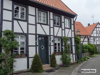 Einfamilien-Fachwerkhaus mit 3 Garagen