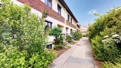 Schönes Reihenhaus mit Entwicklungsmöglichkeit in bester Lage | Garten | Loggia | Keller | Garage