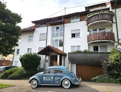 Helle 3,5-Zimmer-DG-Wohnung mit EBK, Carport und Blick ins Grüne