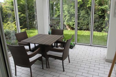 Helle und freundliche, vollständig renovierte 3,5 Zi. EG Wohnung mit Wintergarten
neuer EBK, Garage