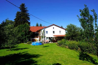 Ehemaliger Hof auf großem Grund mit der Möglichkeit zur Pferdehaltung