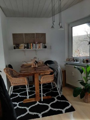 Schöne, helle DG-Wohnung in ruhiger Lage in unmittelbarer Nähe zur U-Bahn Station Südheimer Platz
