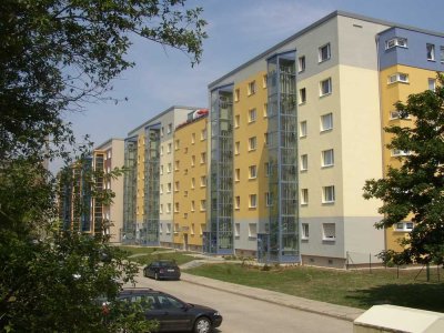 2-Raum-Wohnung mit geräumiger Küche, Balkon und Aufzug
