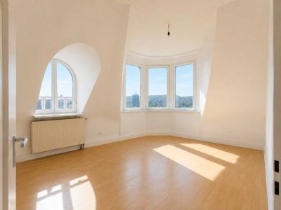 Wohnen mit Weitblick: Großzügige DG-Altbauwohnung