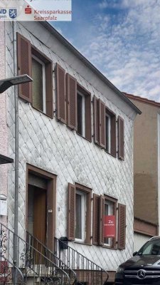 Renovierungsbedürftiges geräumiges Wohnhaus mit Garten