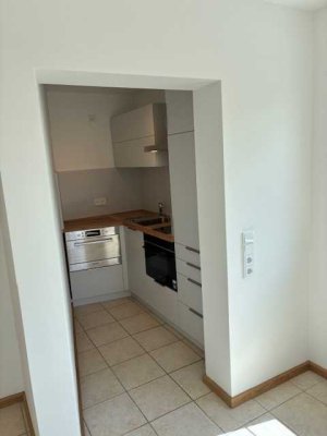 Freundliche 2-Zimmer-Wohnung mit gehobener Innenausstattung mit Balkon und Einbauküche in Selb